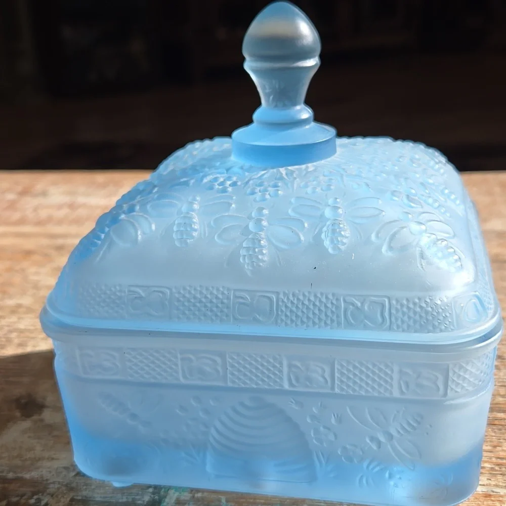 INDIANA GLASS Tiara Blue Satin Beehive Covered CANDY DISH - Picture 6 of 6